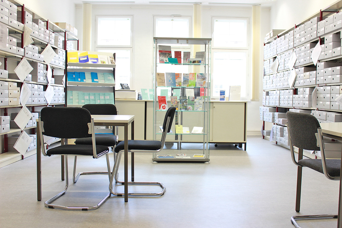Abb. 2b: Blicke in den Archivraum (gleichzeitig Arbeitsplatz für Nutzende)