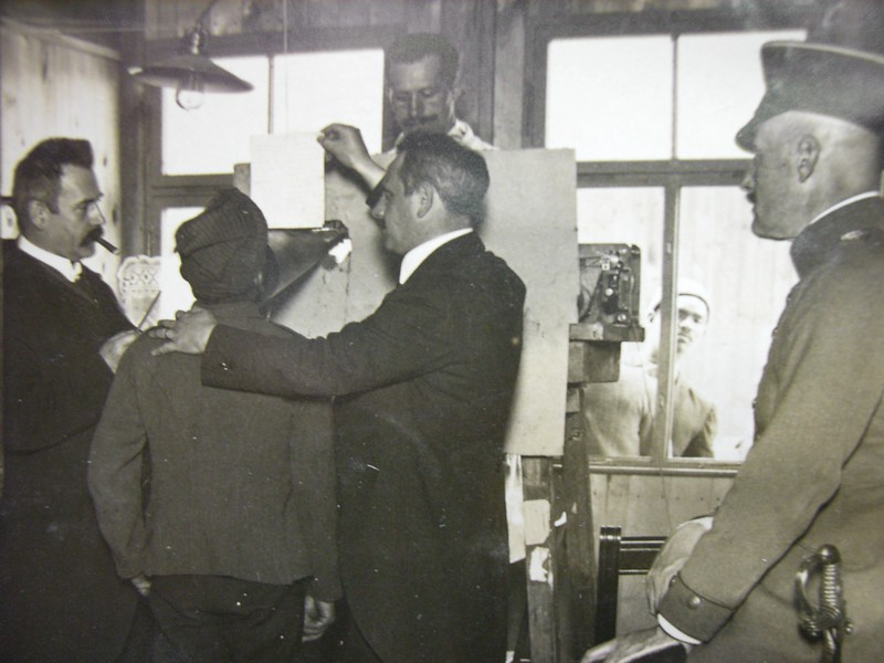 Aufnahmetätigkeit durch die Preußische Phonographische Kommission in einem Kriegsgefangenenlager des Ersten Weltkriegs Fotograf: unbekannt