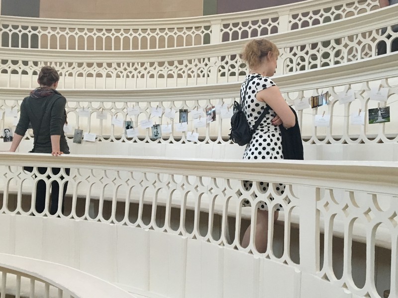 Das Seminar “Experimentelle Ausstellungspraxis: Robert Koch in fünf Objekten” präsentierte Zwischenergebnisse im Rahmen der Langen Nacht der Wissenschaften im historischen Tieranatomischen Theater der Humboldt-Universität. Foto: Sarah K. Becker