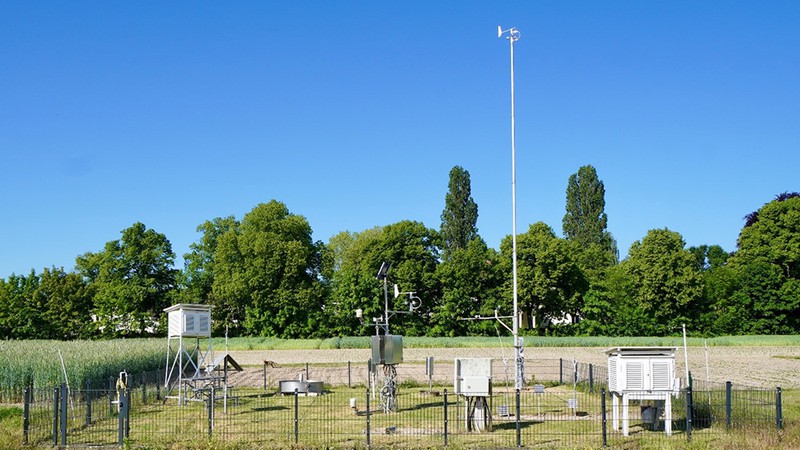 Abbildung 1: Wetterstation auf dem Gelände der Dauerfeldversuche des Departments für Nutzpflanzen- und Tierwissenschaften des Thaer-Instituts für Agrar- und Gartenbauwissenschaften in Dahlem. (Foto: O. Zauzig 2023)