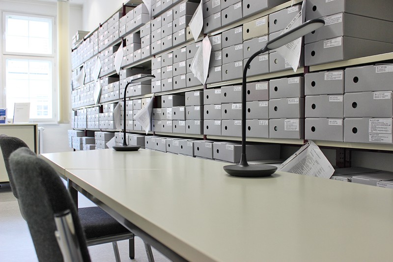Abb. 2a: Blicke in den Archivraum (gleichzeitig Arbeitsplatz für Nutzende)