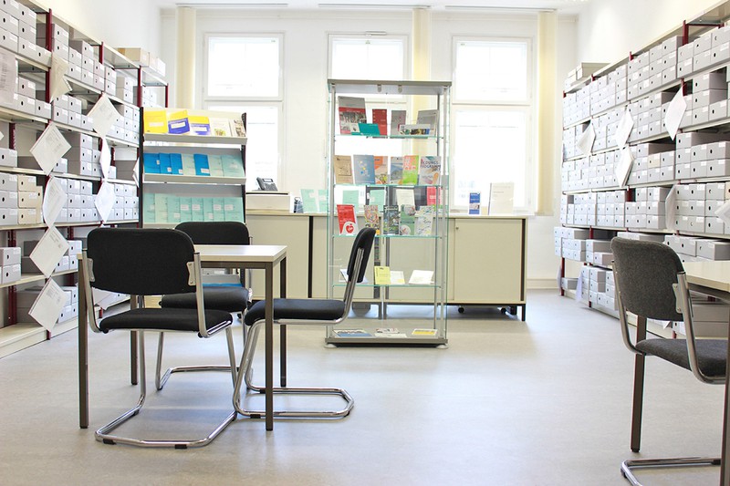 Abb. 2b: Blicke in den Archivraum (gleichzeitig Arbeitsplatz für Nutzende)