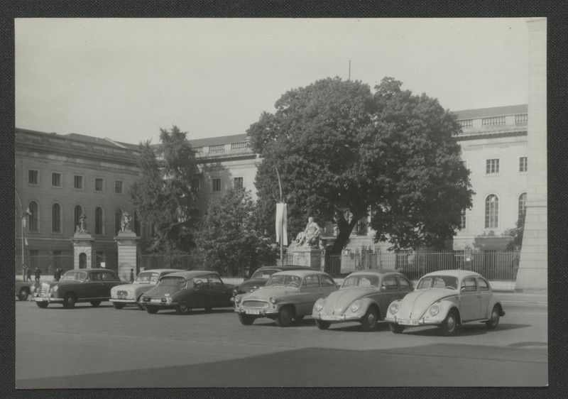 Gebäudeaufnahmen innen und außen, undatiert. Foto: unbekannt. Eigentum der HU