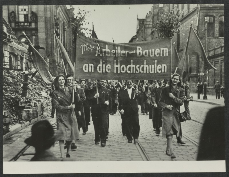 Mai 1946: „Zug der Universität. Die beiden Studentinnen sind beide Schuldirektorin bzw. Abt. Ltr. im Ministerium für Planung“. Foto: unbekannt. Eigentum der Humboldt-Universität.