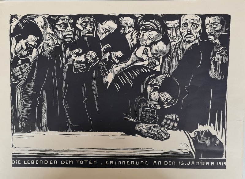 Abb. 6: Käthe Kollwitz, Gedenkblatt für Karl Liebknecht, Reproduktion des Holzschnittes, o. J., Inv.-Nr. G 2424.  Das Blatt fertigte Kollwitz auf Bitten von Karl Liebknechts Witwe nach einer Zeichnung am Tag der Bestattung von Liebknecht und weiterer 31 Tote des Januaraufstandes 1919.