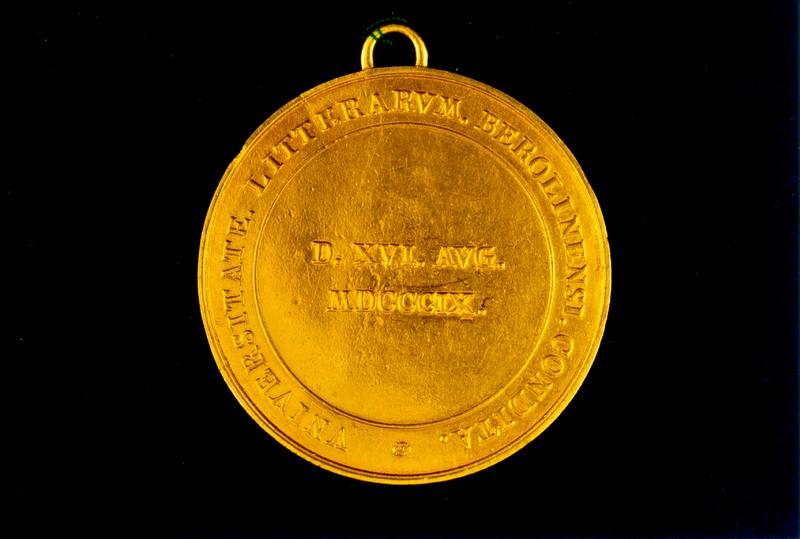 Ludwig Jachtmann/ Leonhard Posch, Anhänger der alten Rektorenkette, Gold, 1817, Inv.-Nr. A 016, Revers: Umschrift: „VNIVERSITATE. LITTERARVM. BEROLINENSI. CONDITA.“, Mittelfeld: „D. XVI. AVG. MDCCCIX.“, unsigniert
