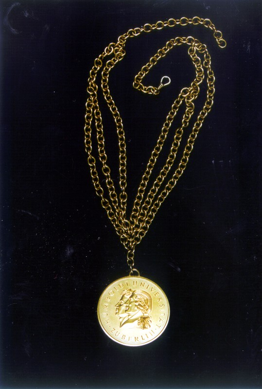 Georg Stapel, Rektor-Amtskette, Silber vergoldet/ Kette Nickel vermessingt, 1960, Inv.-Nr. A 019, Avers: Doppelporträt Alexander und Wilhelm von Humboldt, Linksprofile; Umschrift, oben: „HUMBOLDT UNIVERSITÄT“, unten: „ZU BERLIN“; unsigniert