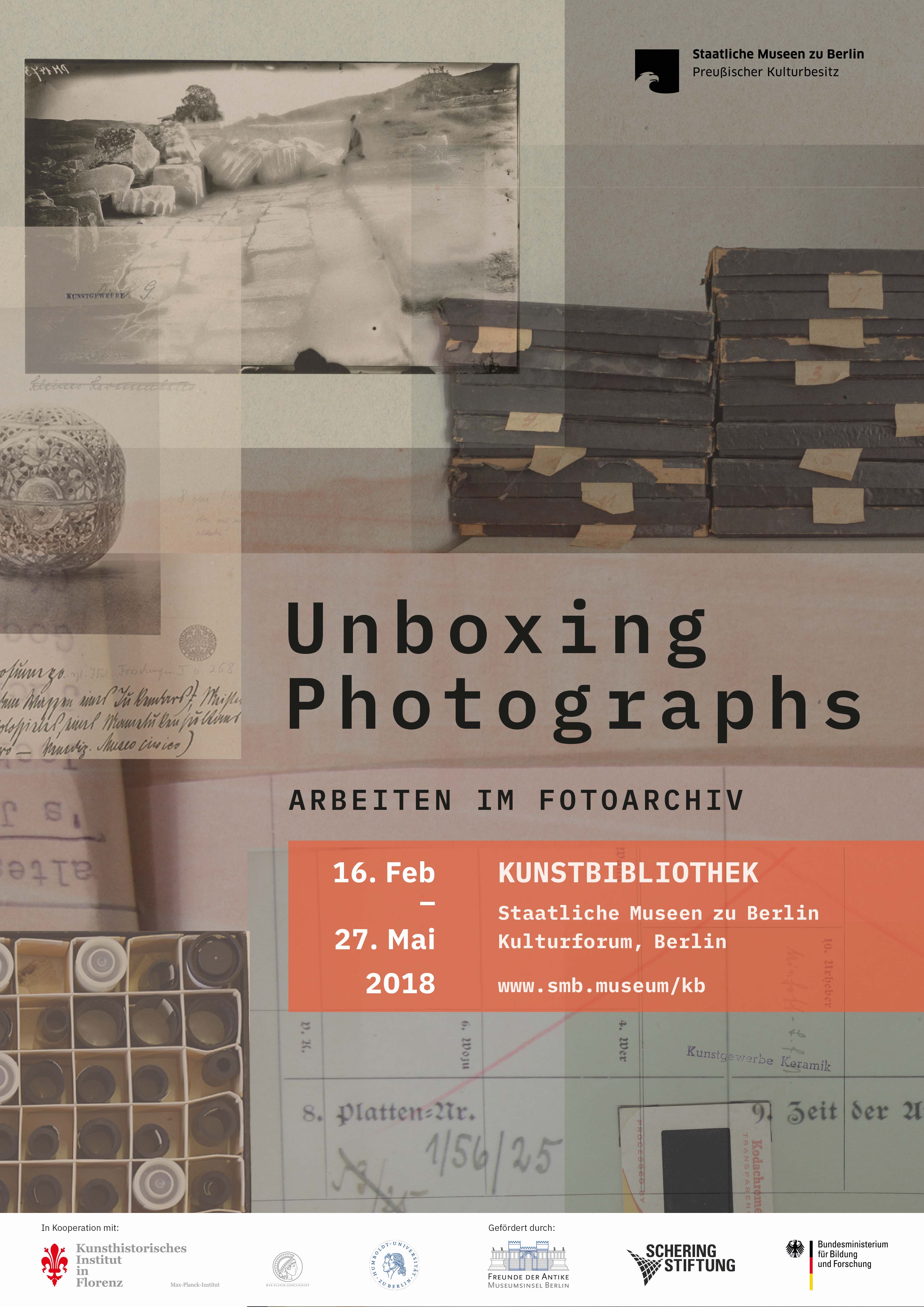 Plakat zur Ausstellung "Unboxing Photographs"
