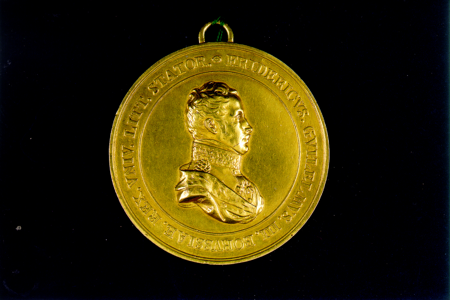 Ludwig Jachtmann/ Leonhard Posch, Anhänger der alten Rektorenkette, Gold, 1817, Inv.-Nr. A 016, Avers: Porträt Friedrich Wilhelm III., Brustbild in Uniform mit Hermelinmantel, Rechtsprofil, Umschrift: „FRIDERICVS. GVILELMVS. III. BORVSSIAE. REX. VNIV. LITT. STATOR“, unsigniert