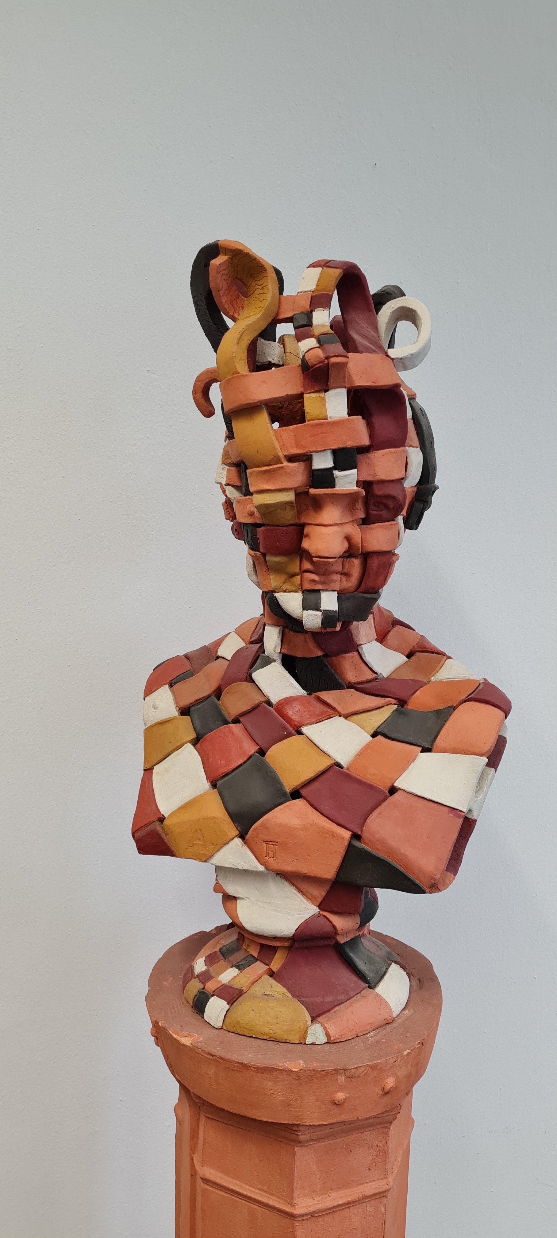 Abb. 3 Gerald Matzner, o. T. (Der geflochtene Humboldt), Terracotta, 1993, Inv.-Nr. P 200