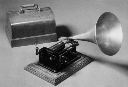 Vorschau Phonograph mit Deckel und Trichter