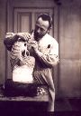 Vorschau Foto, Hans Virchow beim Präparieren
